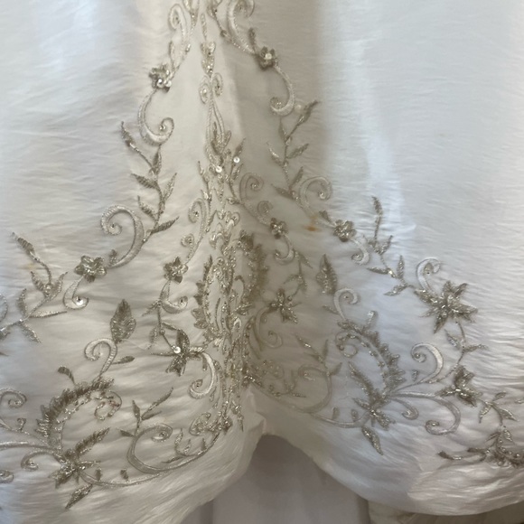 Wedding dress used with extra material, beading and detachable straps - Picture 5 of 12